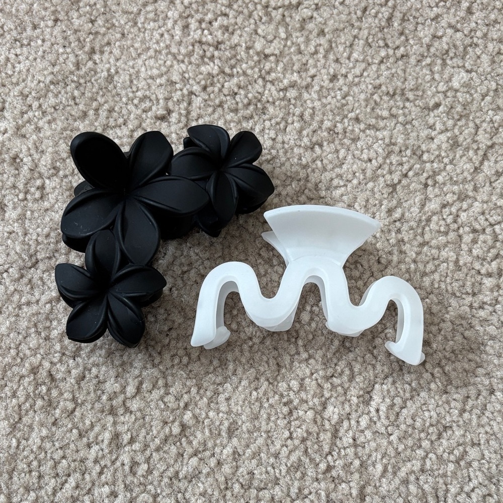 2 claw clips- Black and White Floral Hair Clip Set